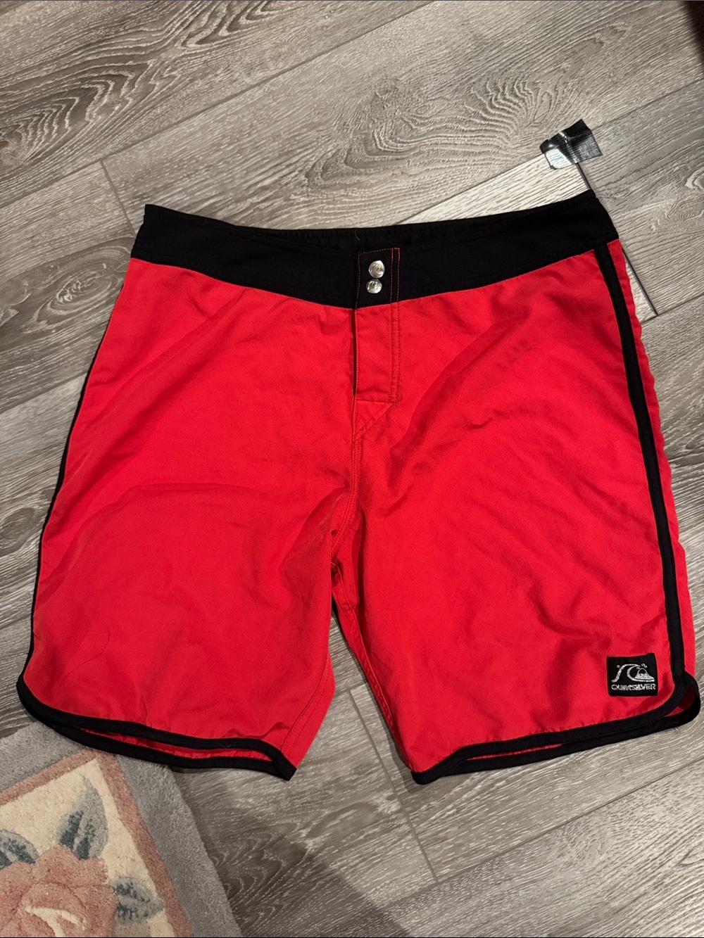 ✨✨5 for $15 or 10 for $20✨✨ 
Quiksilver Men’s Red Swim Boardshorts with Black Wa